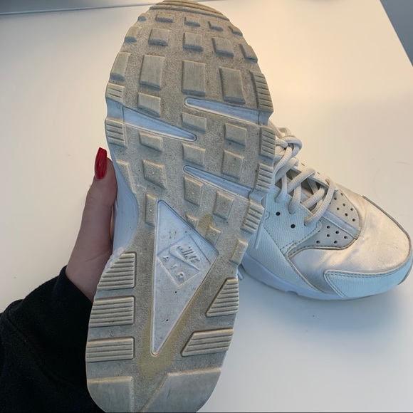 WHITE NIKE HUARACHE’S - Picture 3 of 3